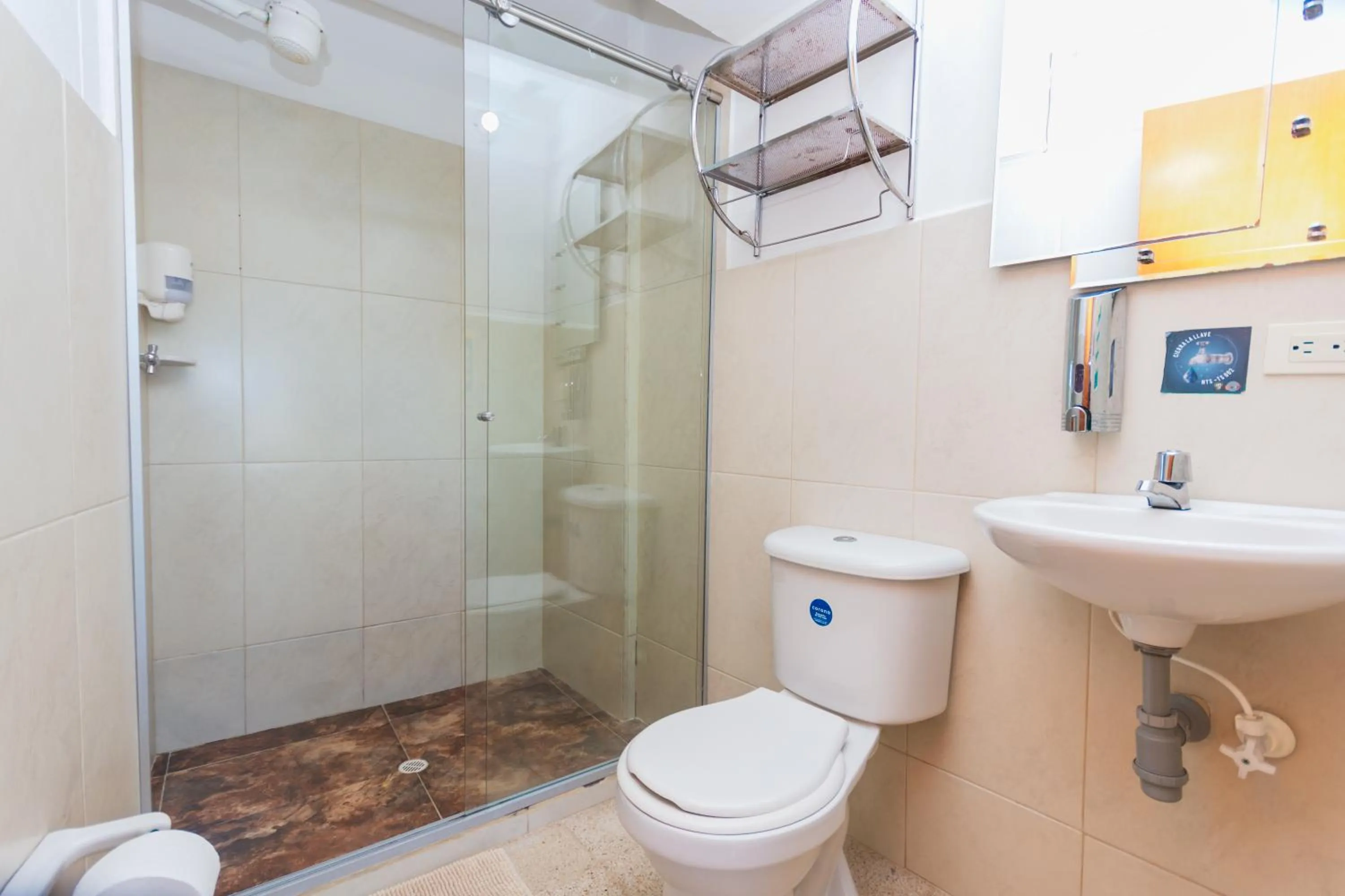 Shower in Hotel Guatatur