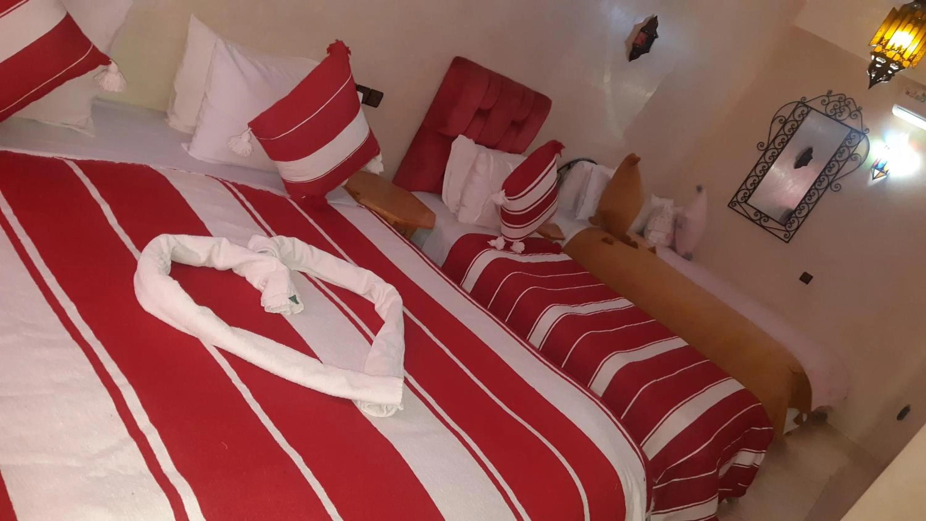 Living room, Bed in Hôtel Restaurant Dar Al Madina