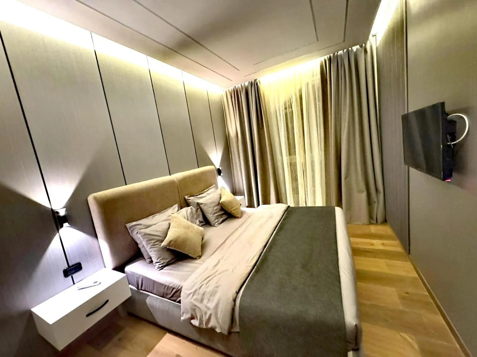 Bedroom, Bed in Queens Suite Hotel