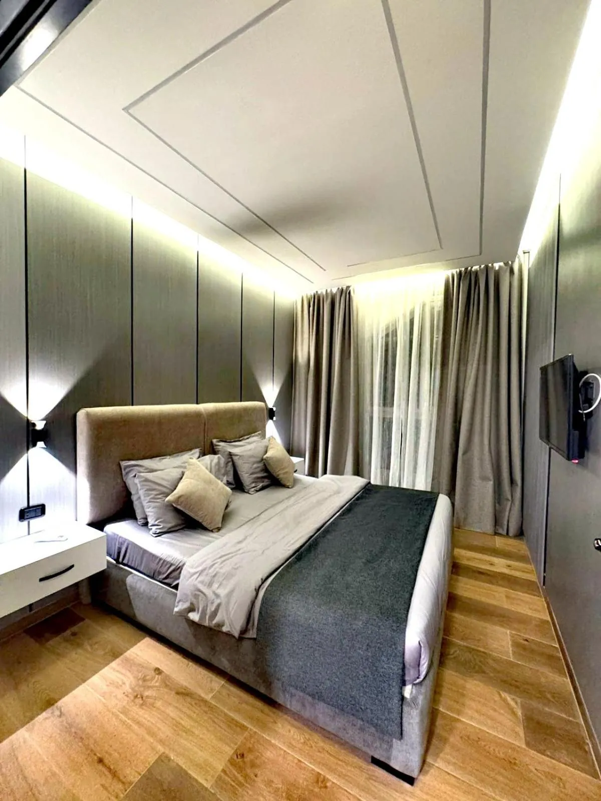 Bedroom, Bed in Queens Suite Hotel