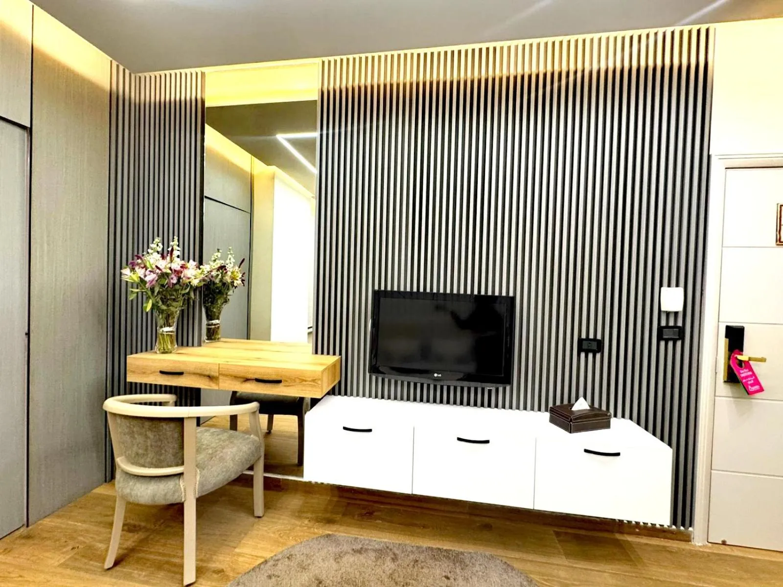 TV and multimedia in Queens Suite Hotel