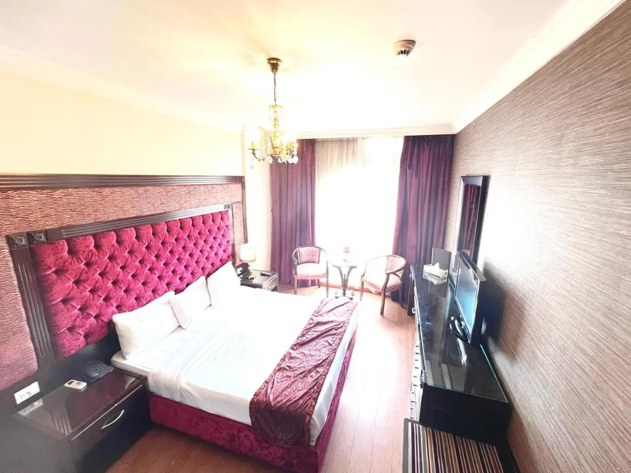 Bedroom, Bed in Queens Suite Hotel