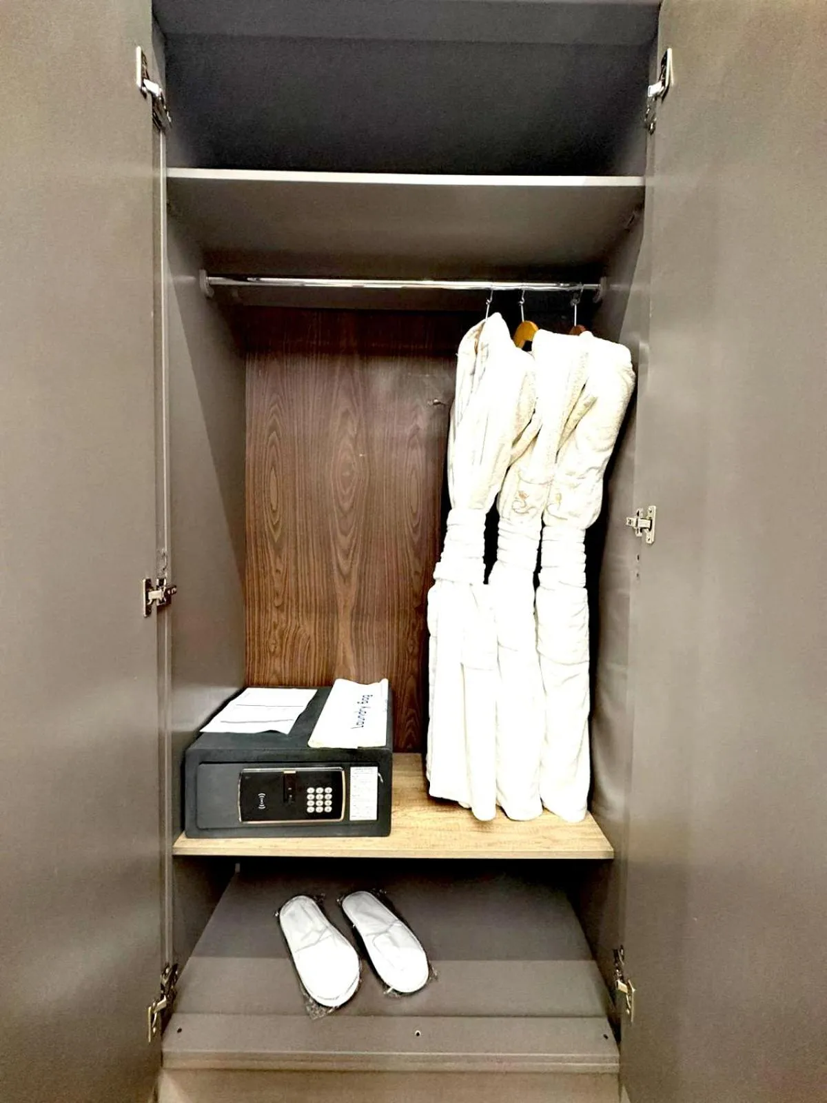 safe in Queens Suite Hotel