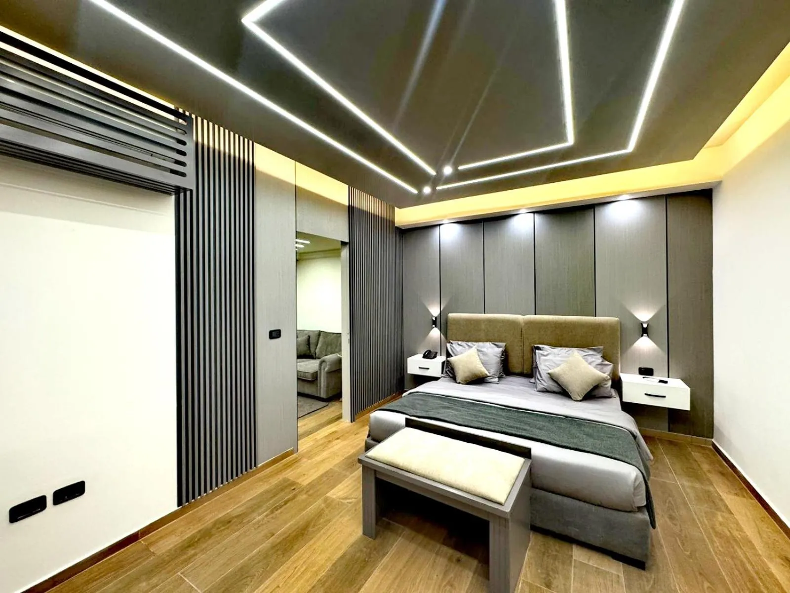 Bedroom, Bed in Queens Suite Hotel