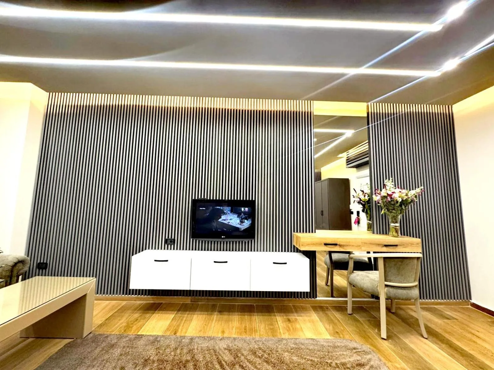 TV and multimedia in Queens Suite Hotel