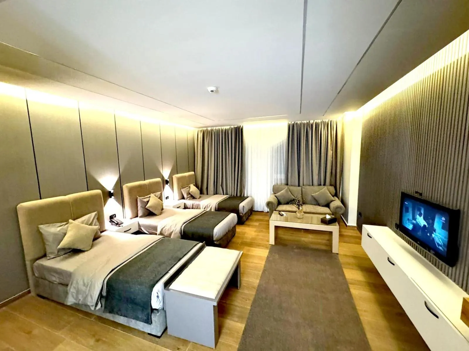 Bedroom, Bed in Queens Suite Hotel