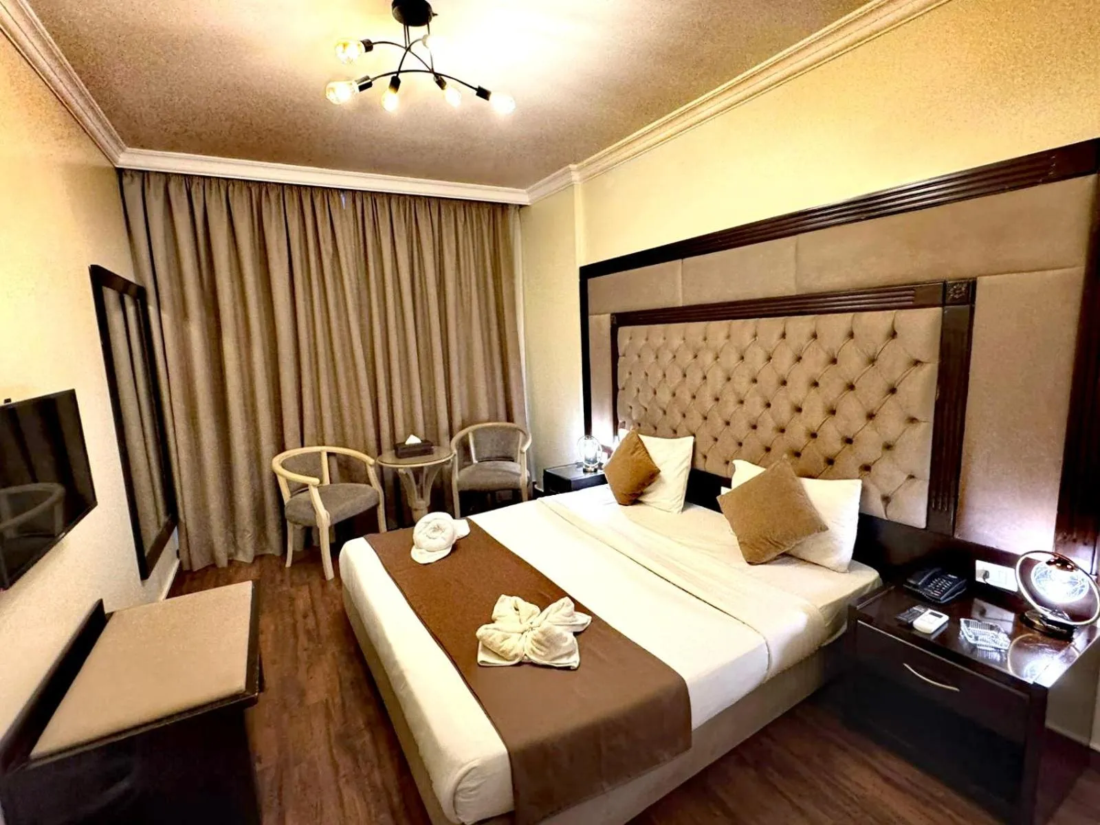 Bedroom, Bed in Queens Suite Hotel