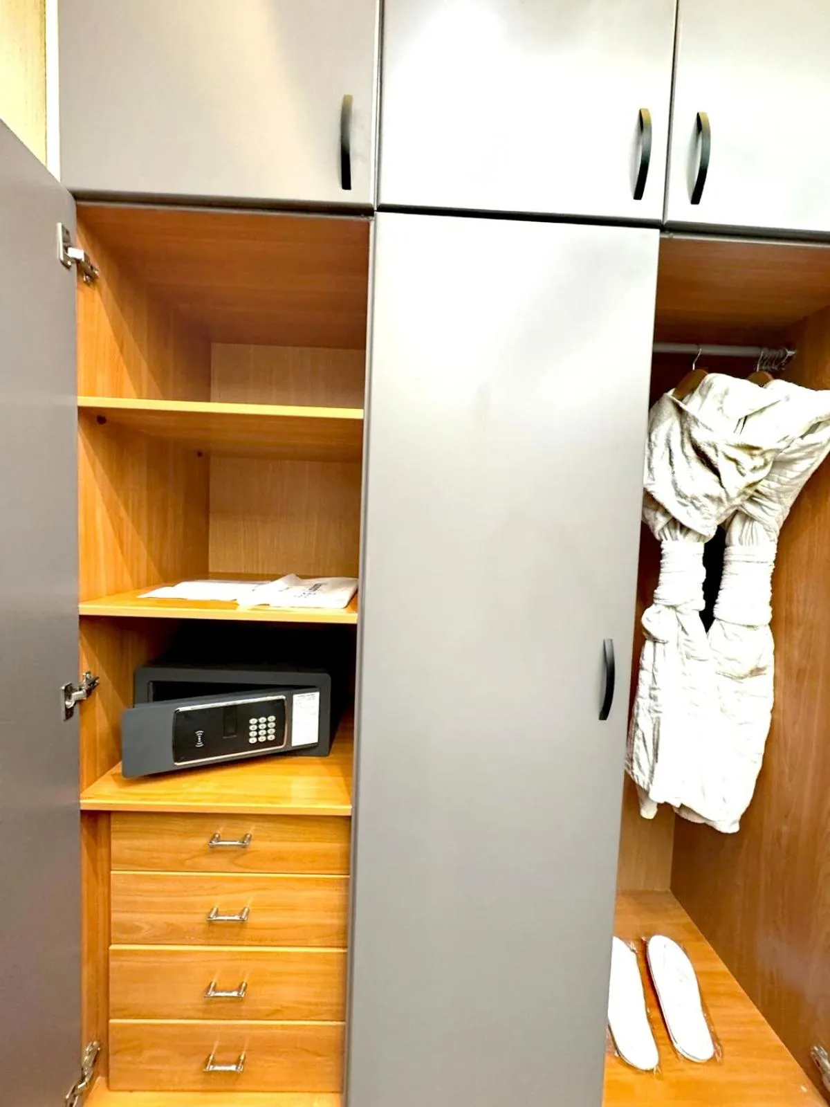 safe in Queens Suite Hotel