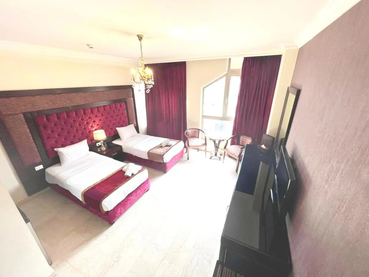 Bedroom, Bed in Queens Suite Hotel