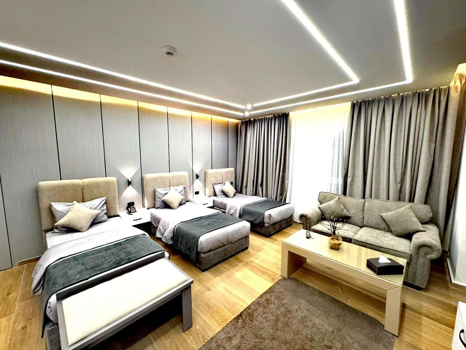 Photo of the whole room, Bed in Queens Suite Hotel