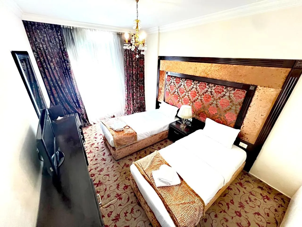 Bedroom, Bed in Queens Suite Hotel