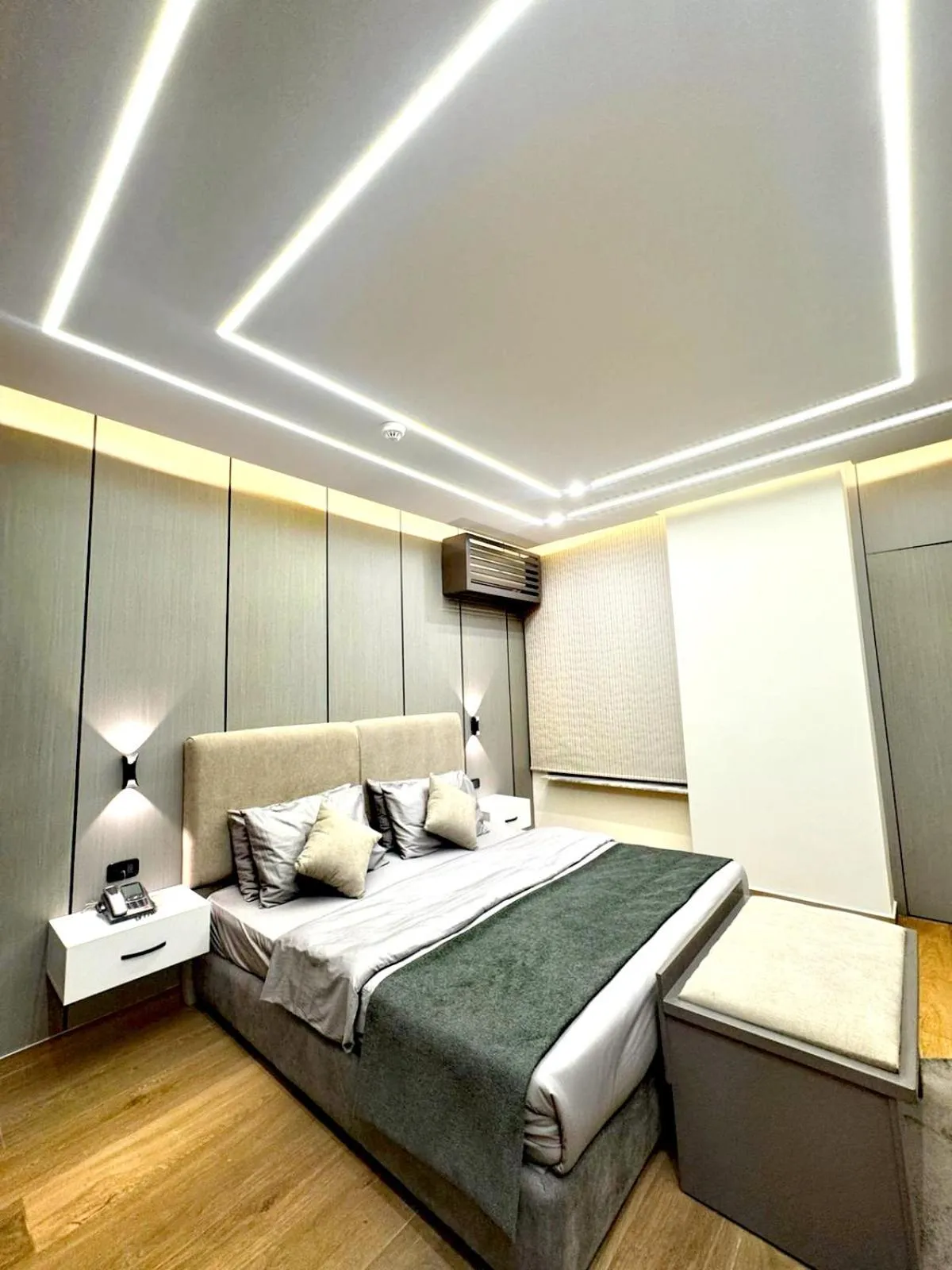 Bedroom, Bed in Queens Suite Hotel