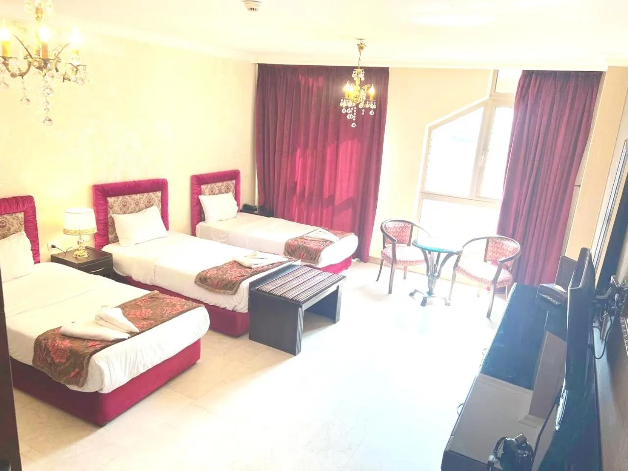 Bedroom, Bed in Queens Suite Hotel