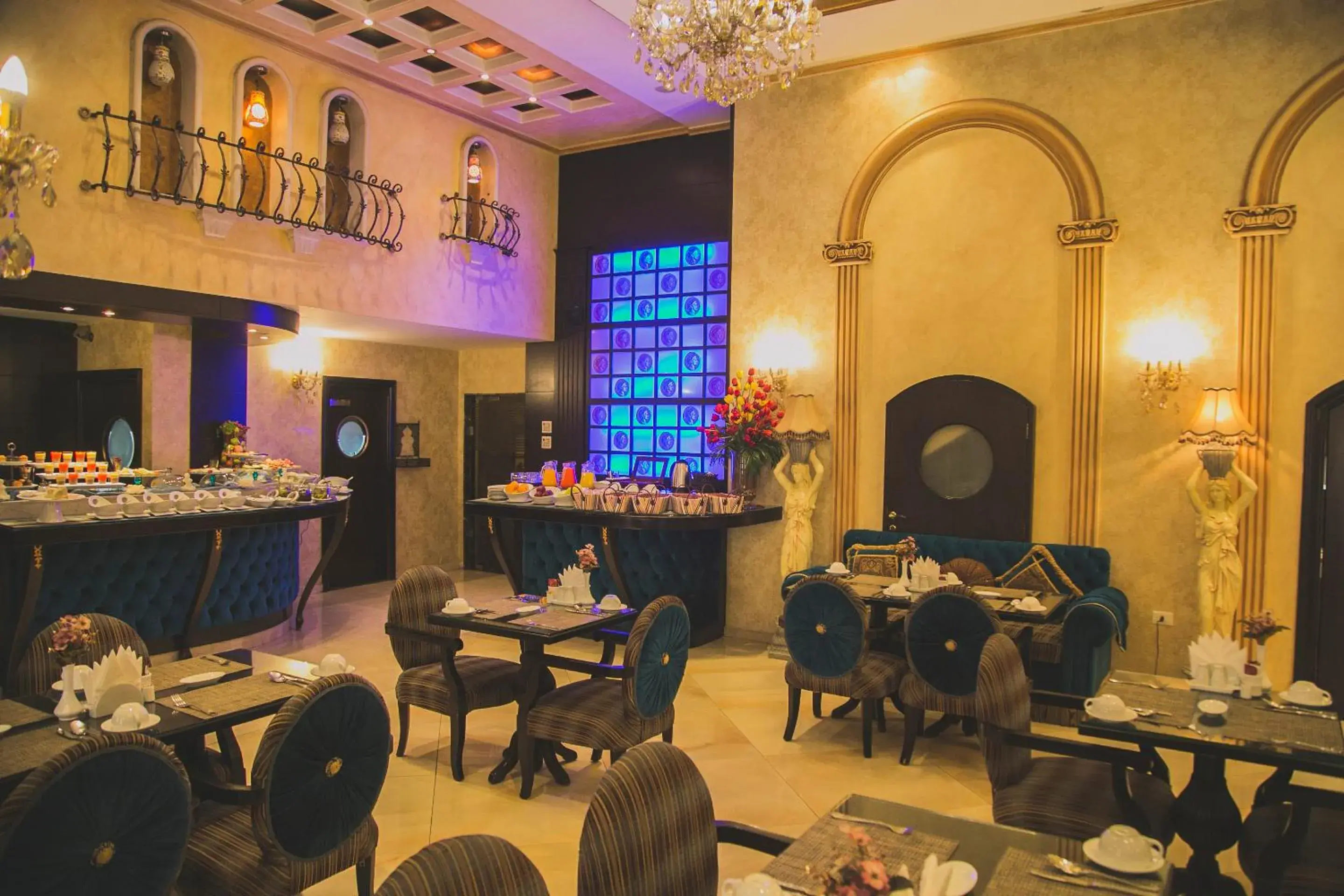 Restaurant/places to eat in Queens Suite Hotel Restaurant/places to eat in Queens Suite Hotel