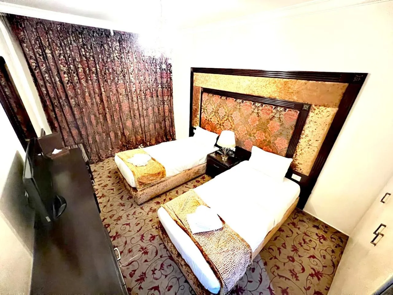 Bedroom, Bed in Queens Suite Hotel