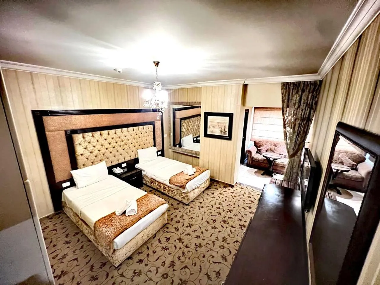 Photo of the whole room, Bed in Queens Suite Hotel