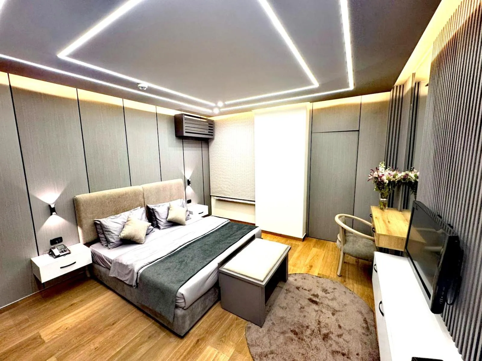 Bedroom, Bed in Queens Suite Hotel