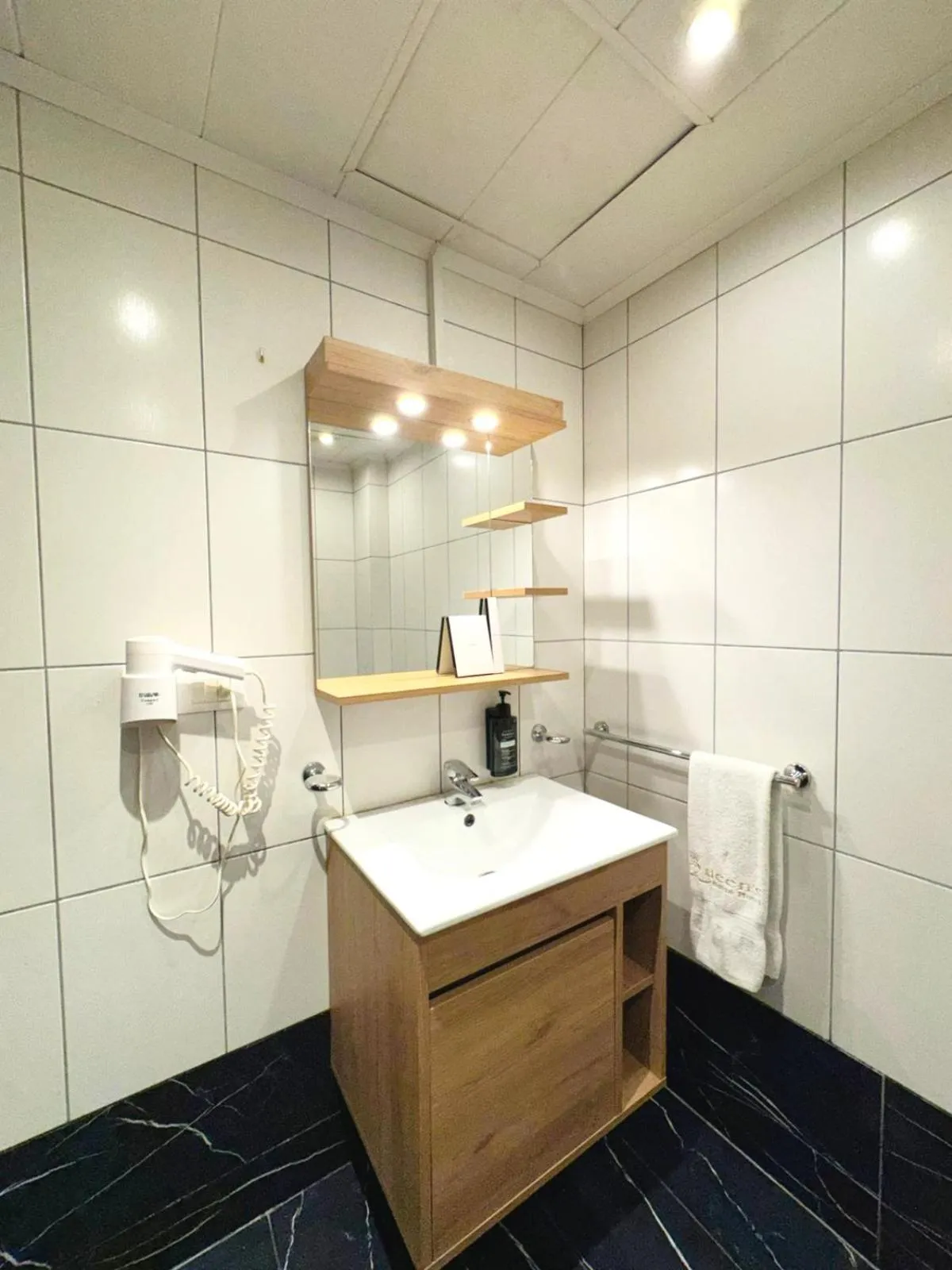 Toilet in Queens Suite Hotel