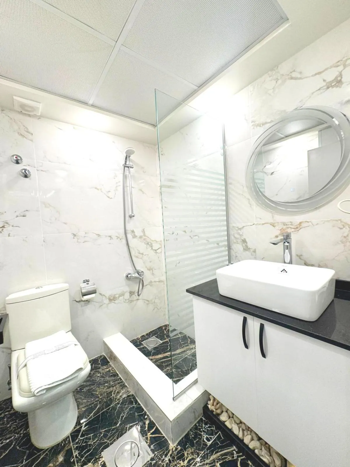 Bathroom in Queens Suite Hotel