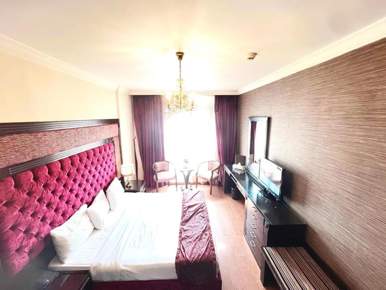 Bedroom, Bed in Queens Suite Hotel