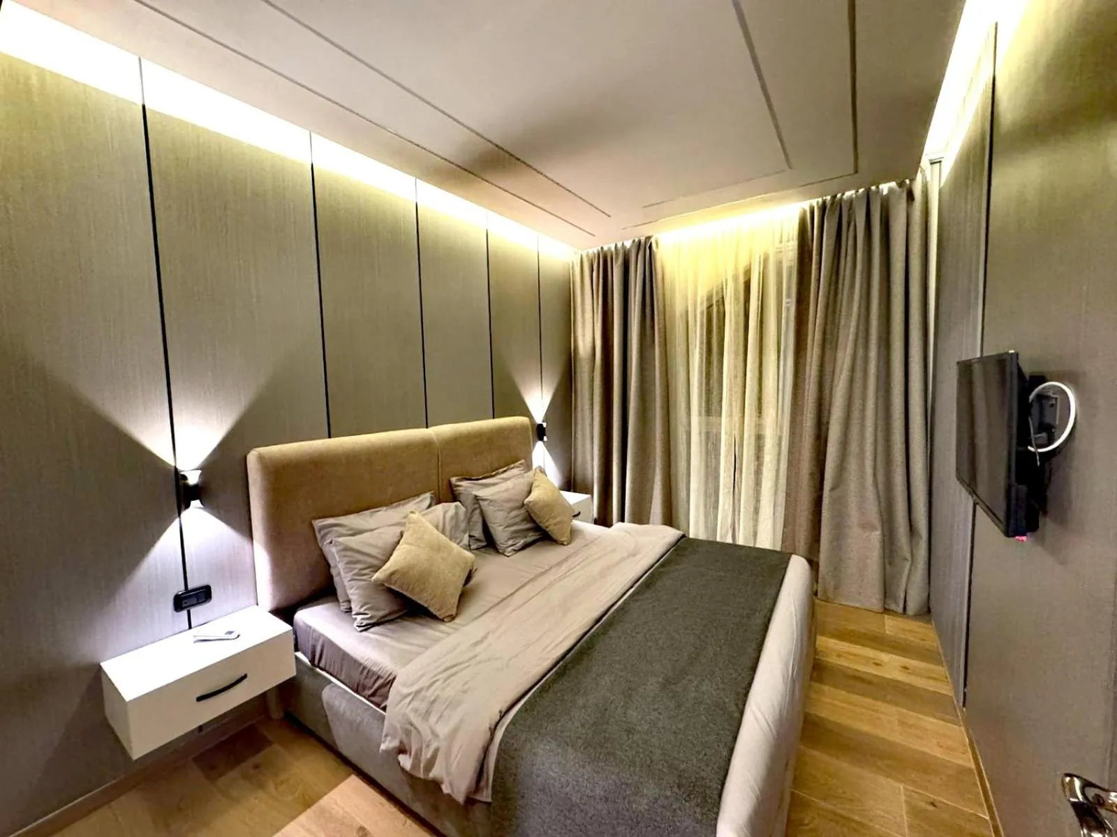 Bedroom, Bed in Queens Suite Hotel