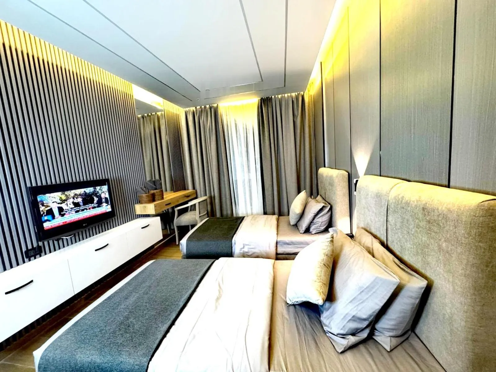 Bedroom, Bed in Queens Suite Hotel