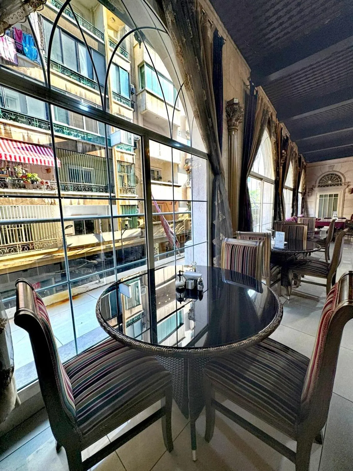 Restaurant/places to eat in Queens Suite Hotel