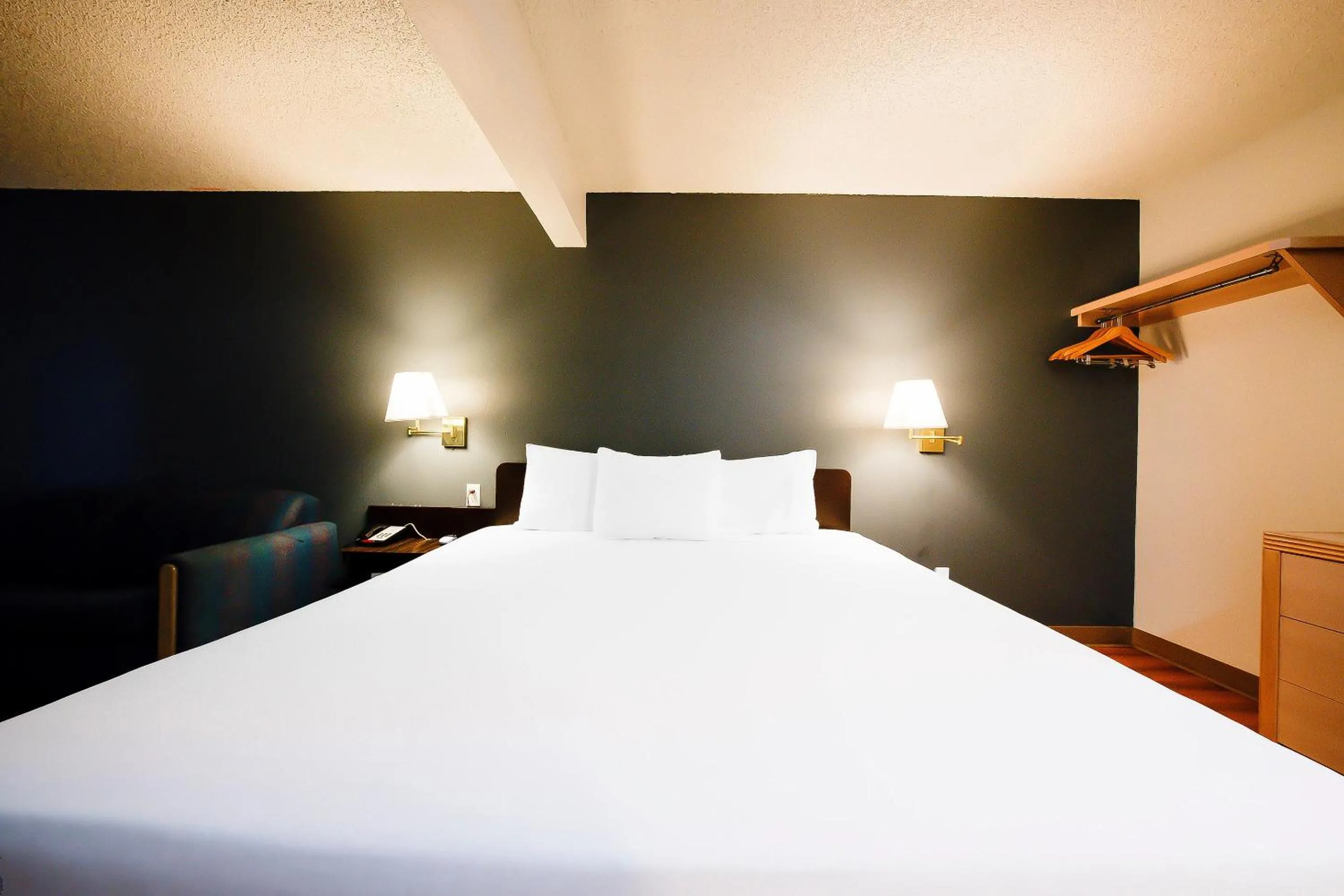 Bedroom, Bed in OYO Hotel Hermiston OR, Downtown