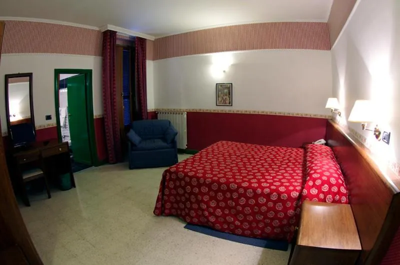 Bedroom, Bed in Hotel Iris Crillon