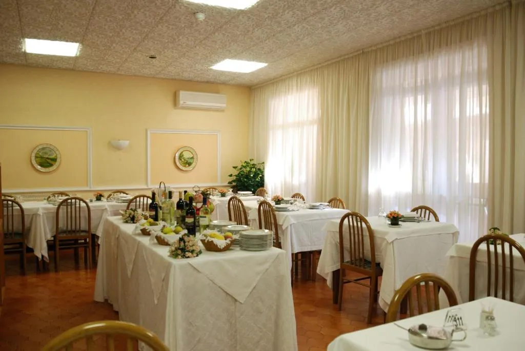 Restaurant/places to eat in Hotel Iris Crillon