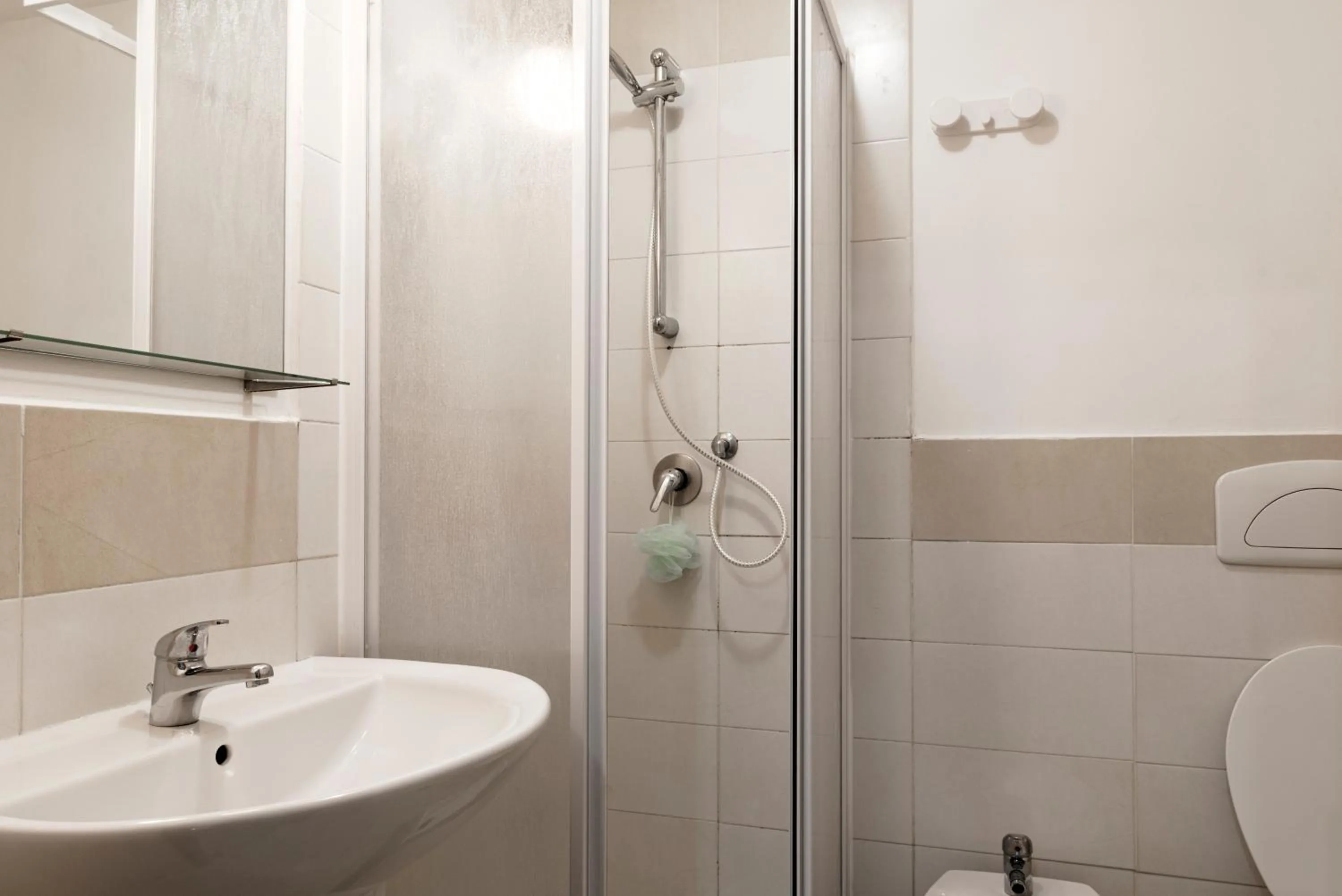 Shower in Al Colosseo 8