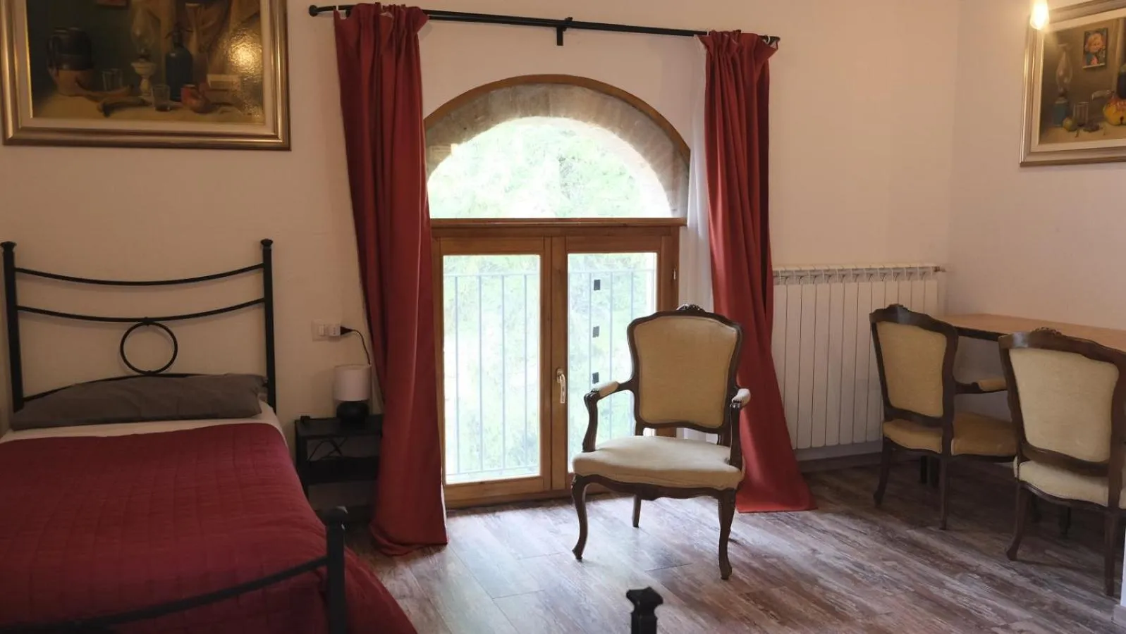 Photo of the whole room in B&B Il Pittore