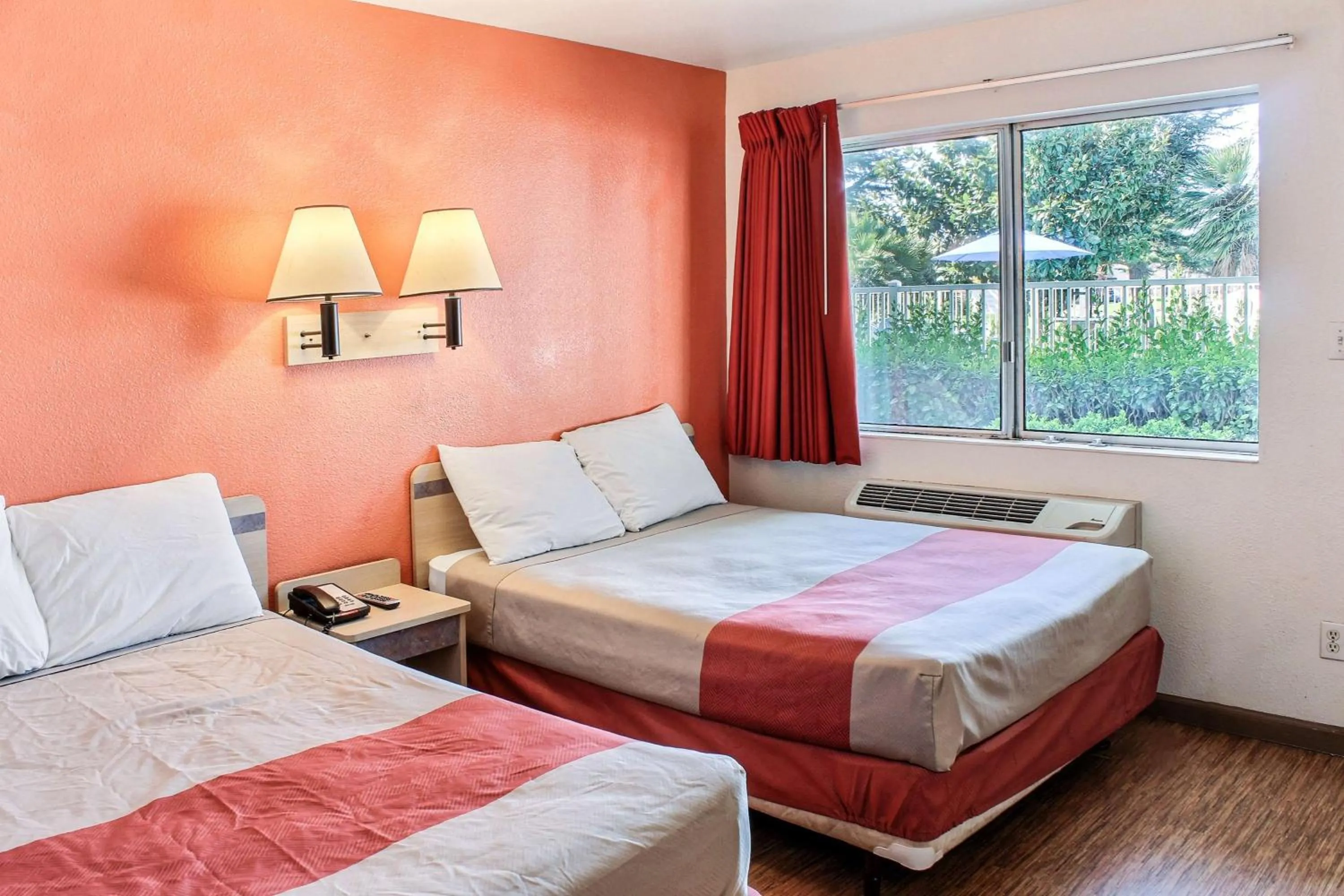 Photo of the whole room, Bed in Motel 6-King City, CA