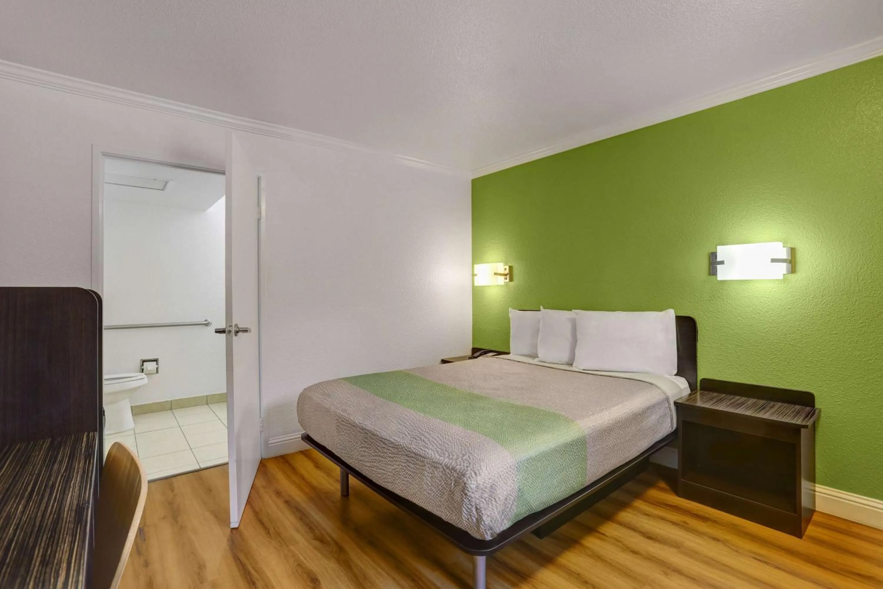 Photo of the whole room, Bed in Motel 6-King City, CA