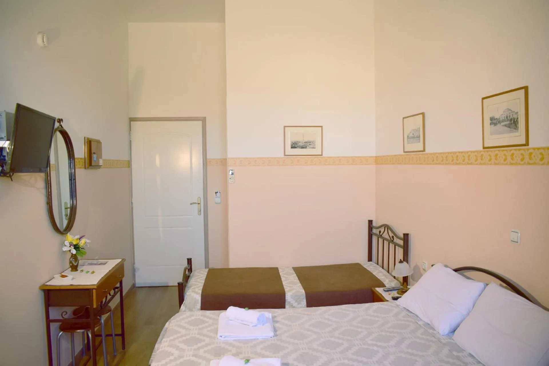 Shower, Bed in Stoa Rooms