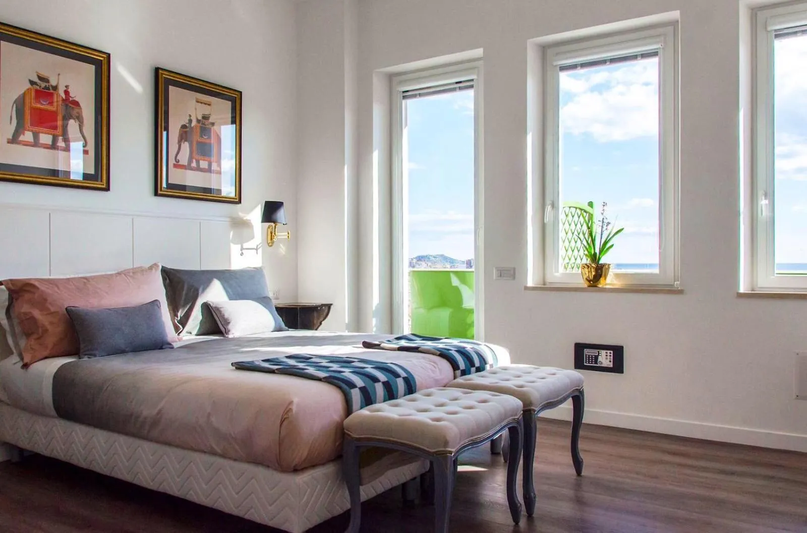 Bedroom, Bed in Eleventh Floor Suites