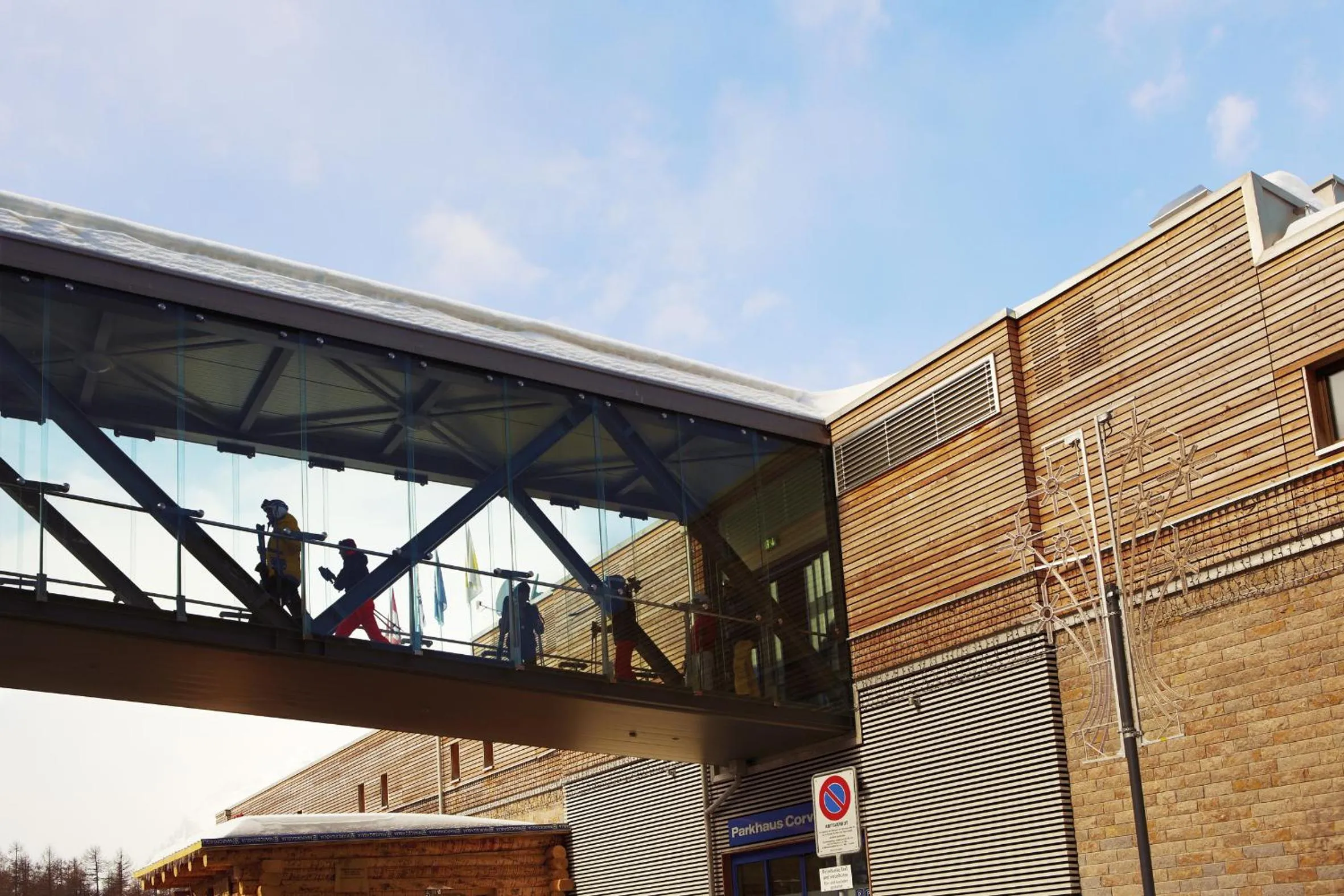 Skiing in Nira Alpina