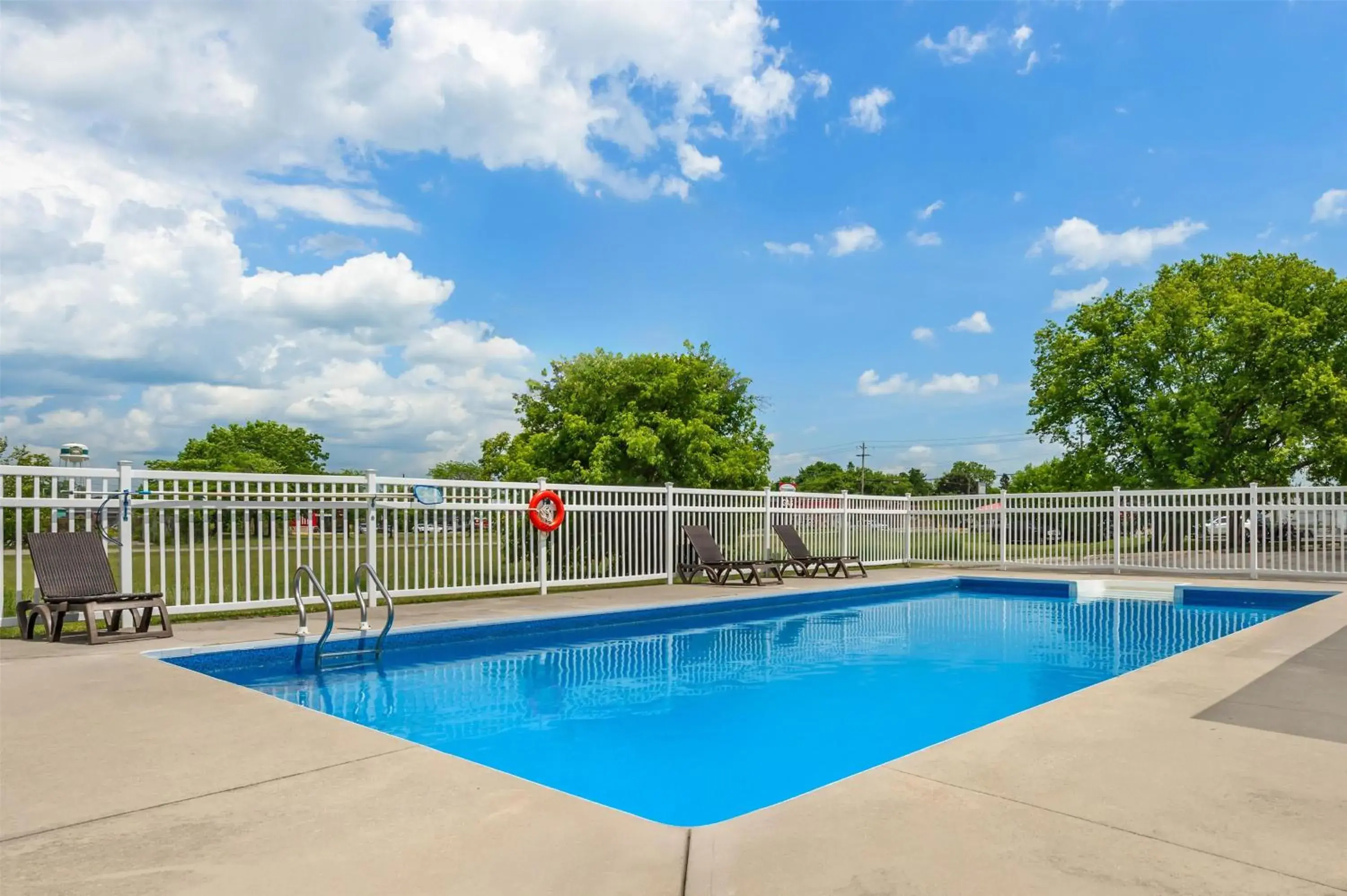 Pool view in Best Western Smiths Falls Hotel Pool view in Best Western Smiths Falls Hotel