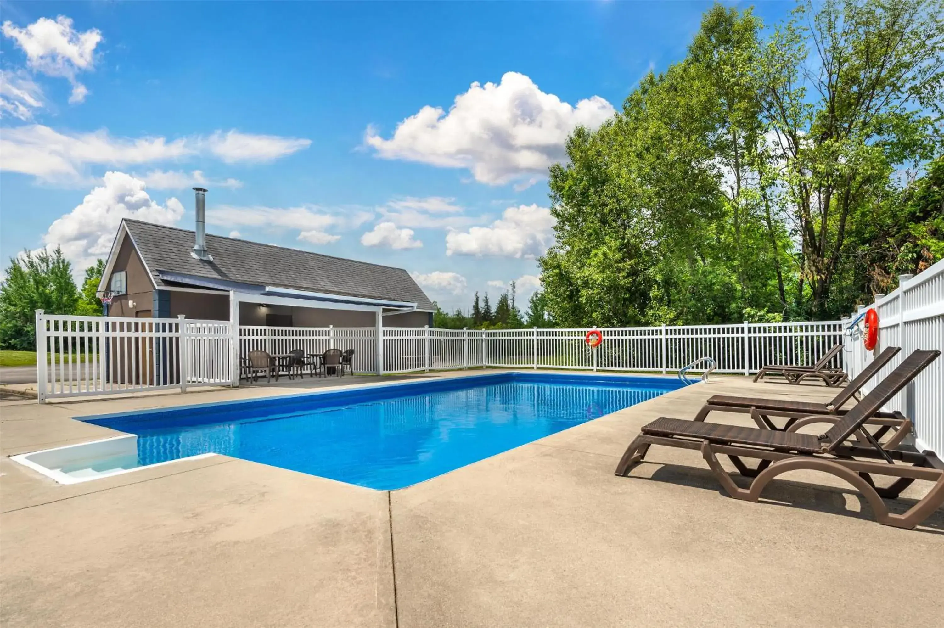 Pool view in Best Western Smiths Falls Hotel Pool view in Best Western Smiths Falls Hotel