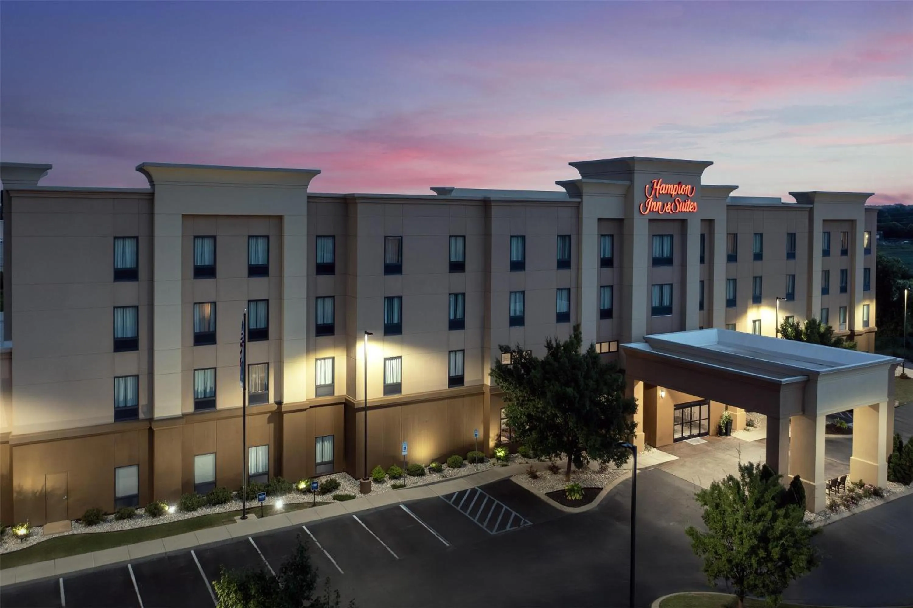 Property building in Hampton Inn & Suites Tupelo/Barnes Crossing