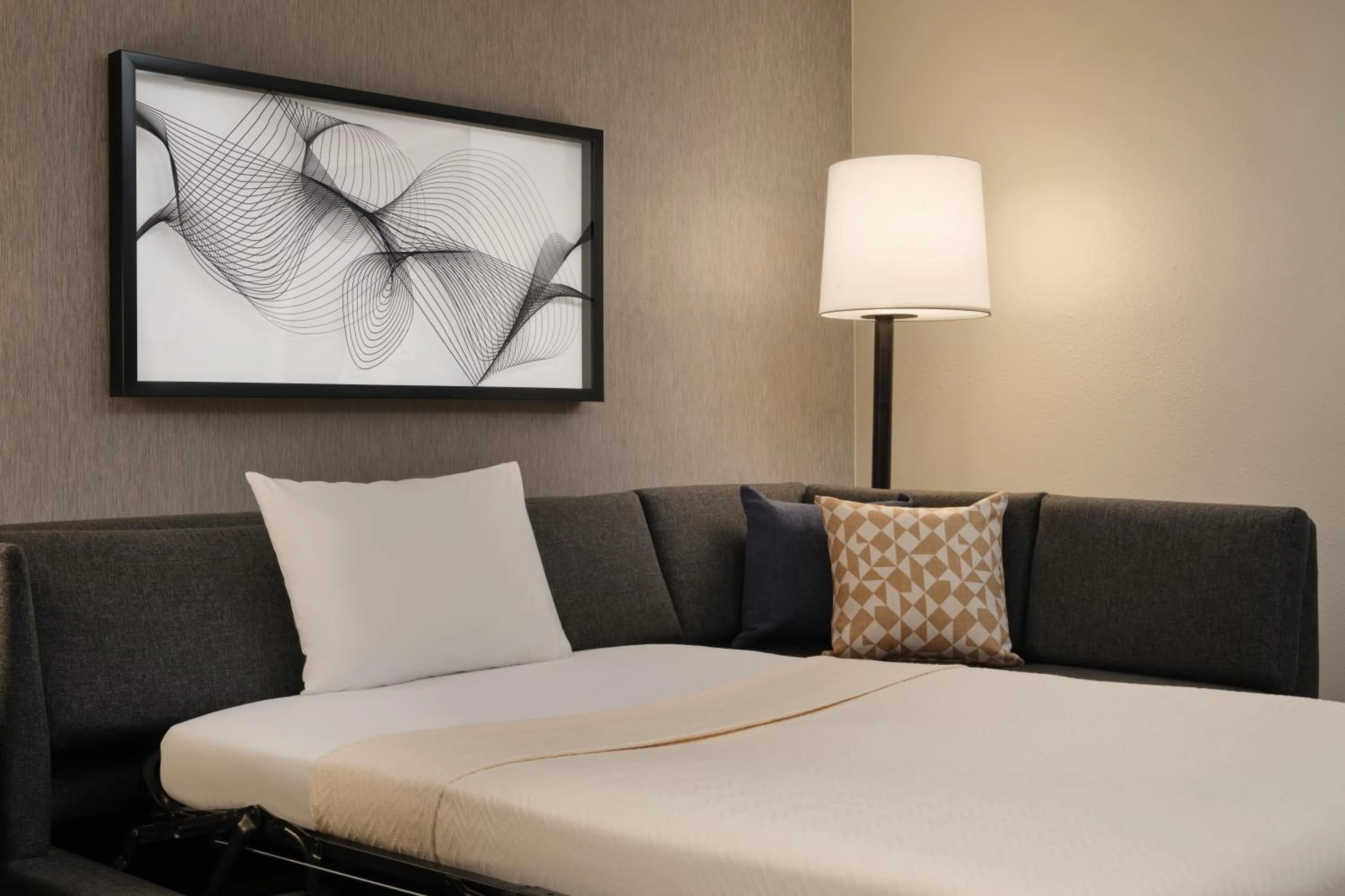 Living room, Bed in Hyatt Place Tampa Airport/Westshore