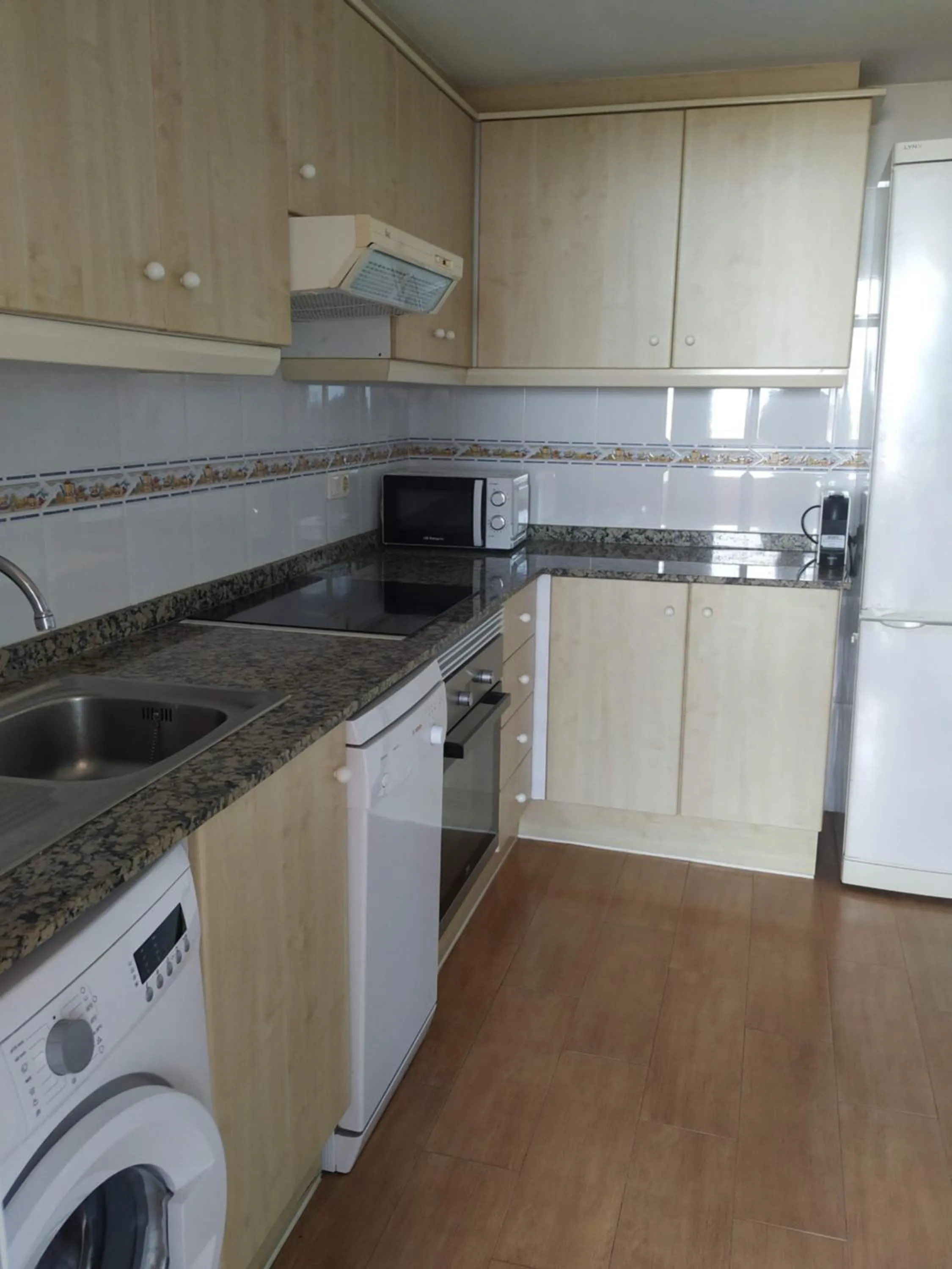 Apartamento Con Preciosas Vistas Al Mar,WIFI y piscina de temporada
