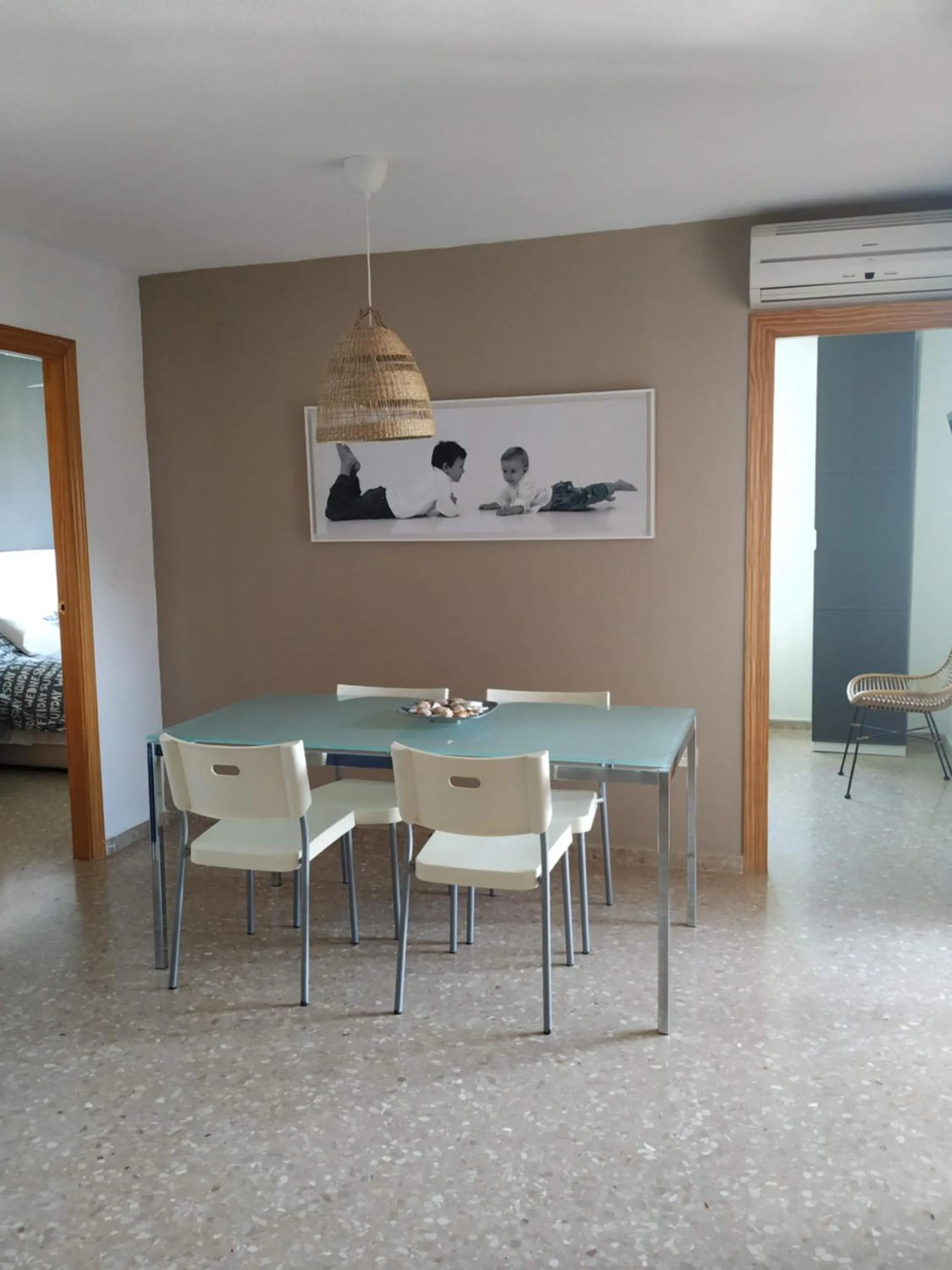 Apartamento Con Preciosas Vistas Al Mar,WIFI y piscina de temporada