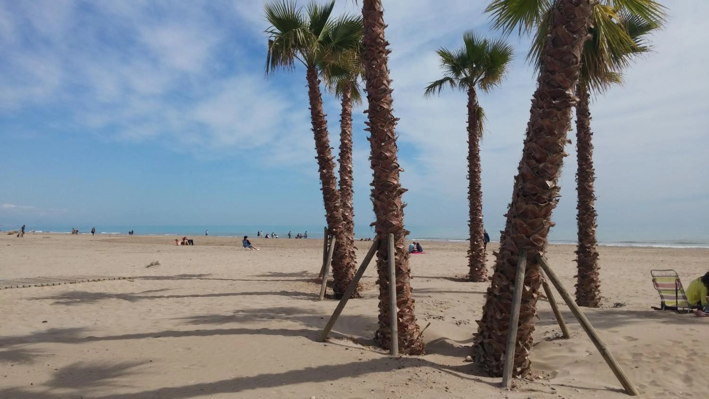 Apartamento Con Preciosas Vistas Al Mar,WIFI y piscina de temporada