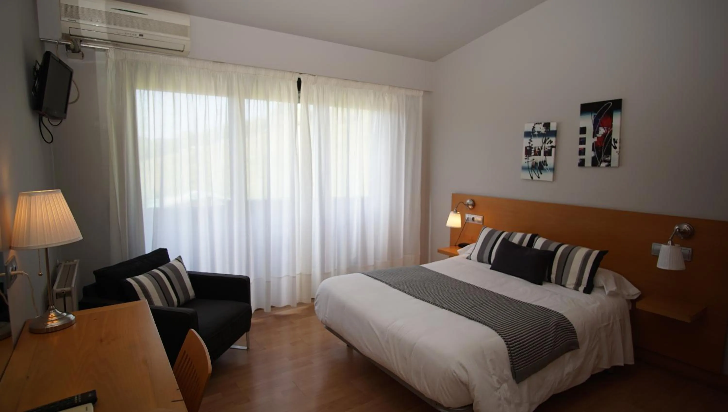 Photo of the whole room, Bed in Hotel Txintxua