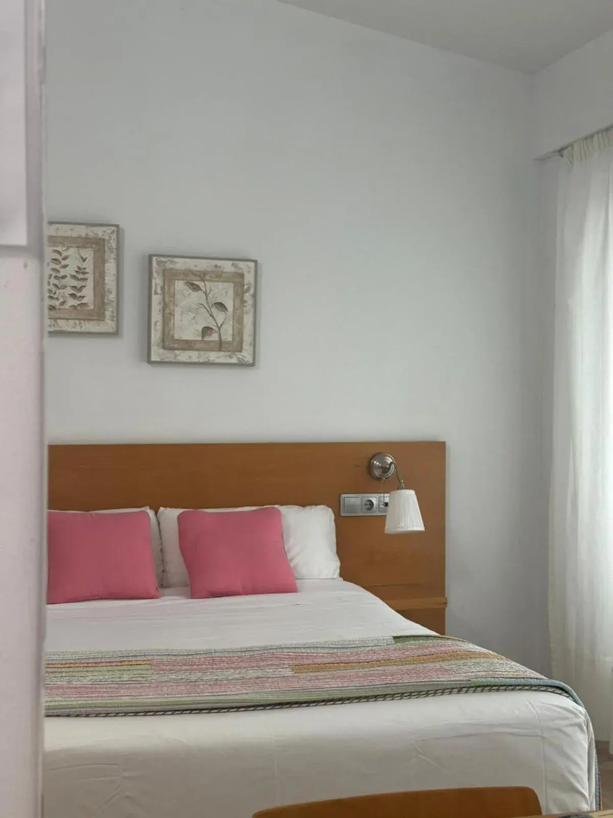 Double Room with a Private Bathroom in Hotel Txintxua Double Room with a Private Bathroom in Hotel Txintxua