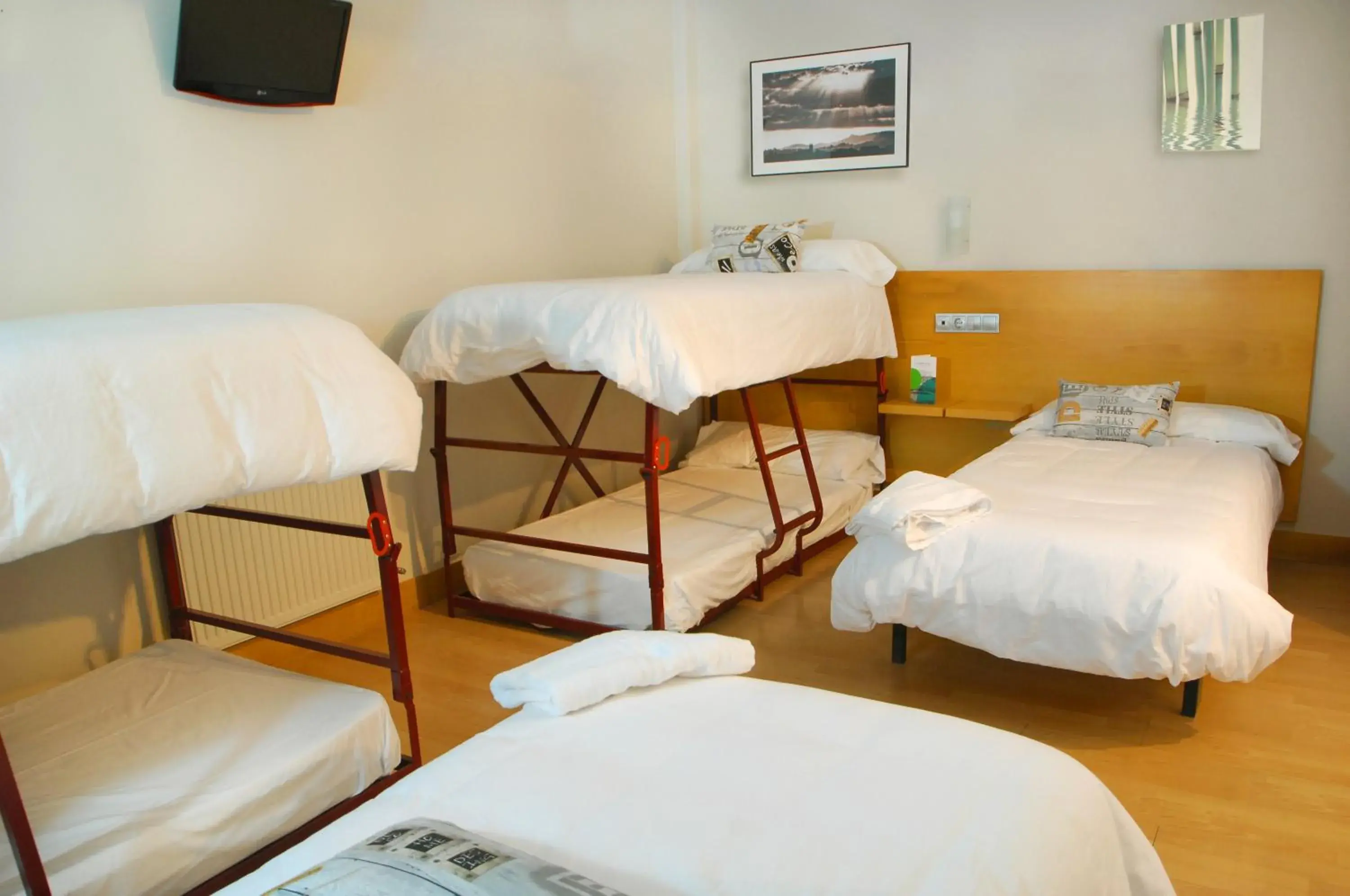 Family Room with Private Bathroom in Hotel Txintxua Family Room with Private Bathroom in Hotel Txintxua