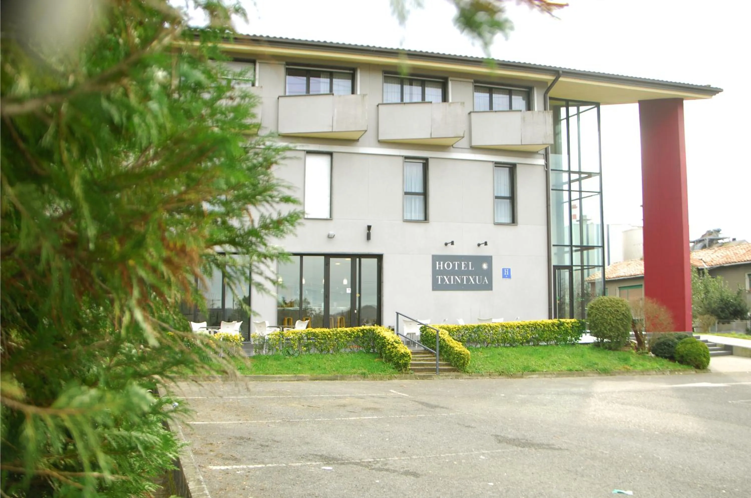 Facade/entrance in Hotel Txintxua