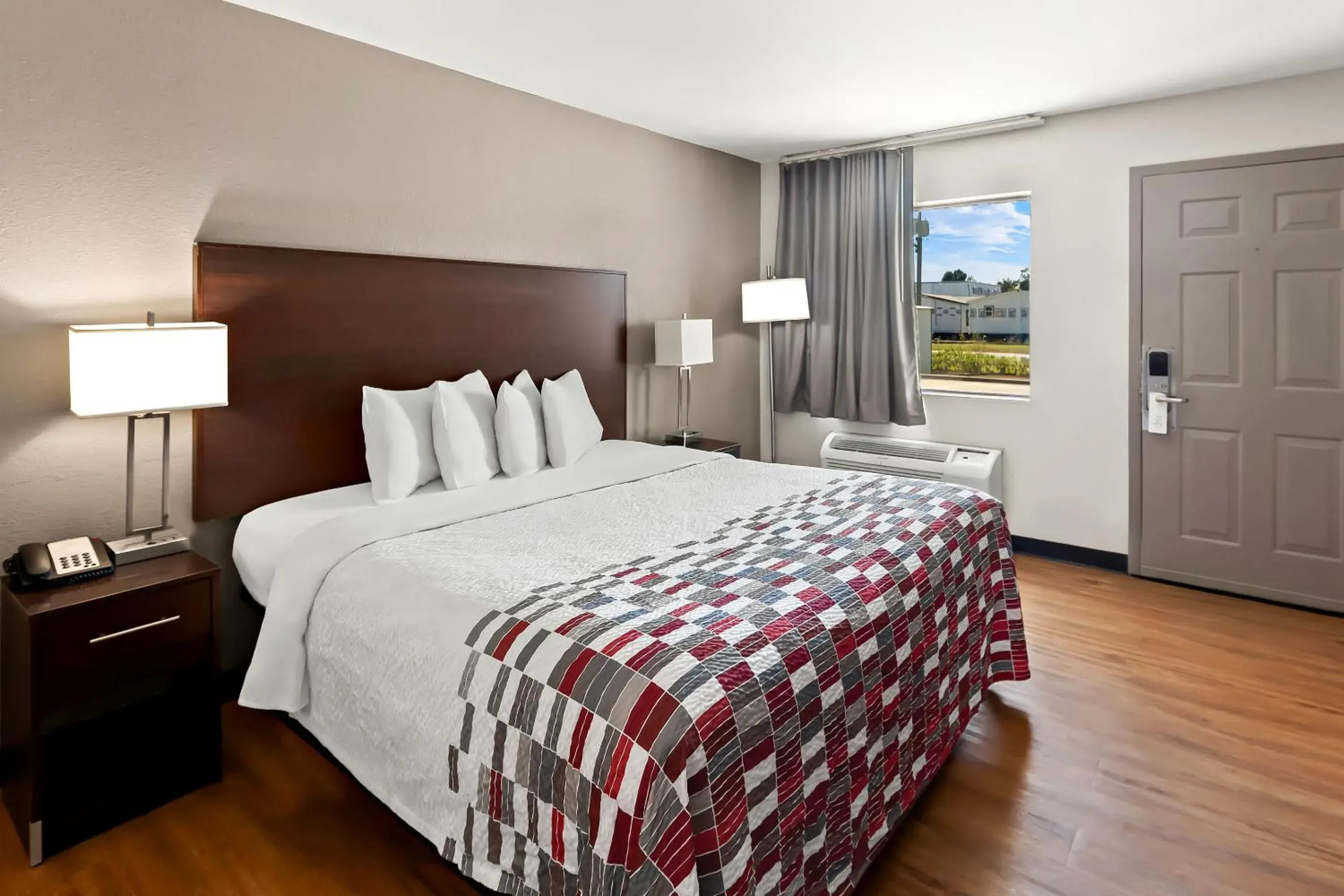 Superior King Room Disability Access Non-Smoking in Red Roof Inn Muscle Shoals Superior King Room Disability Access Non-Smoking in Red Roof Inn Muscle Shoals