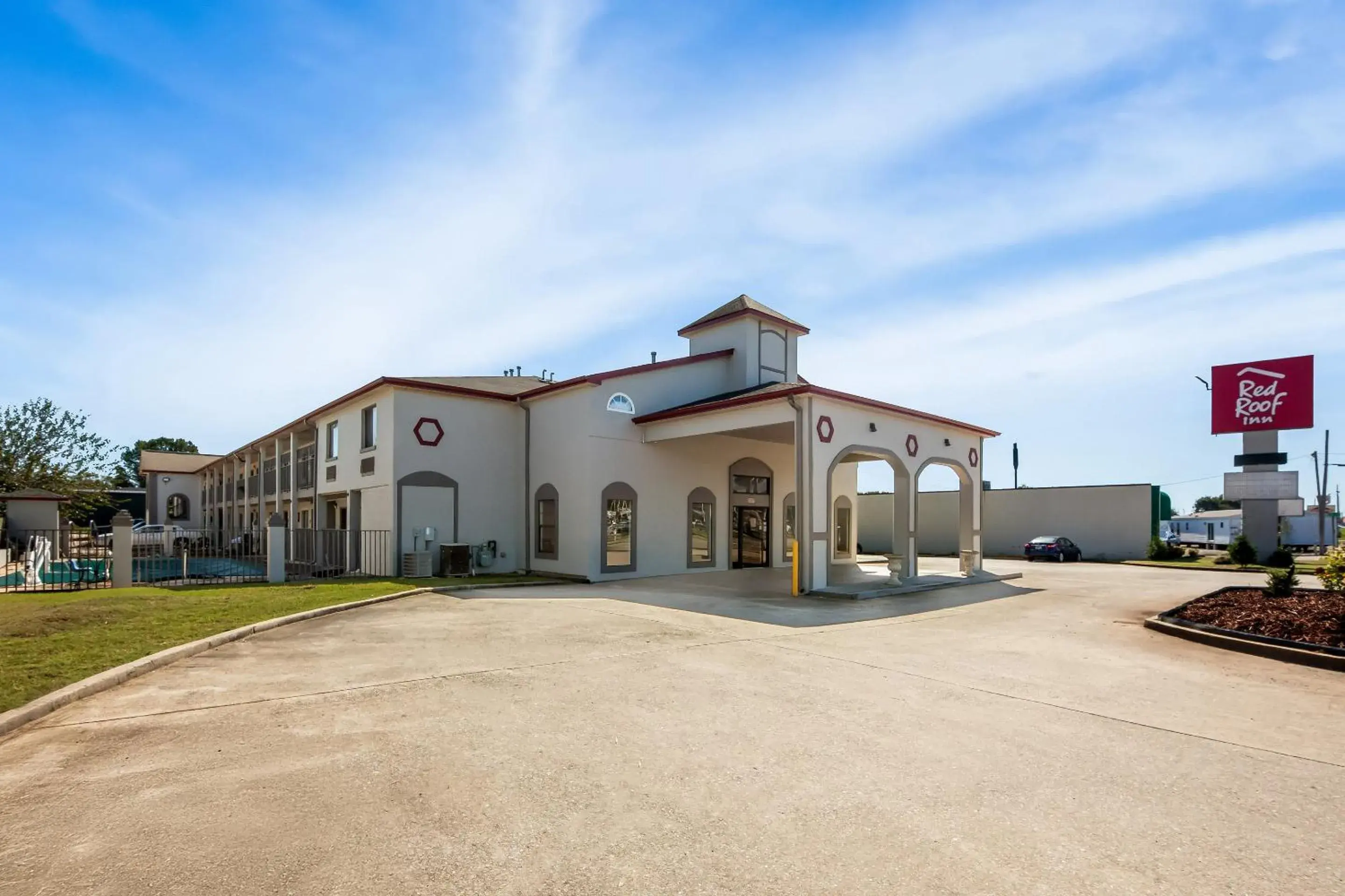 Property building in Red Roof Inn Muscle Shoals Property building in Red Roof Inn Muscle Shoals